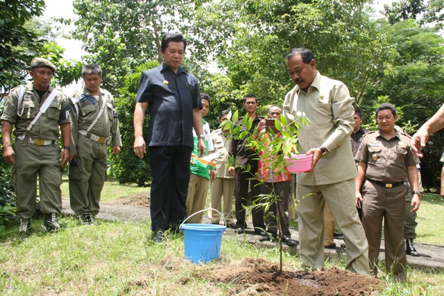 Bupati Sumbawa Tanam Pohon di Hutan Kenangan