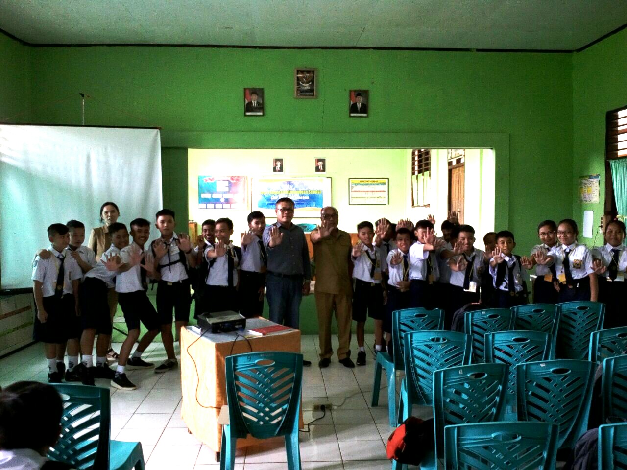 Siswa SMP Kristen Tomohon Ditempa Satuan Narkoba