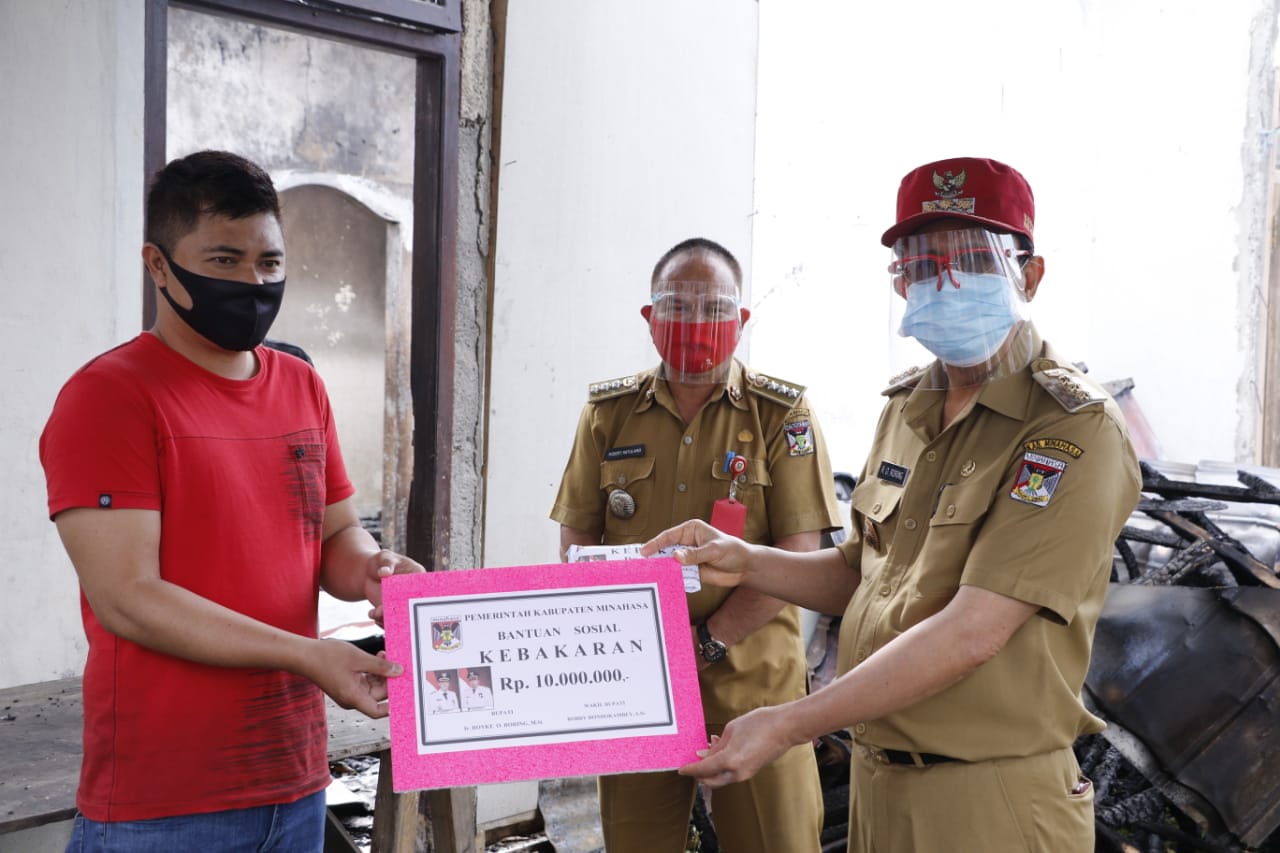 Bupati Minahasa Serahkan Bantuan bagi Korban Kebakaran