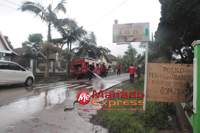 Petugas Damkar Terus Bersihkan Jalan