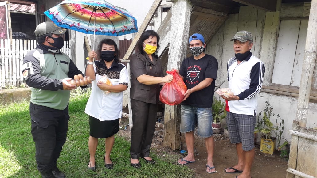 Ratusan KK di Kelurahan Lansot Terima Bansos 