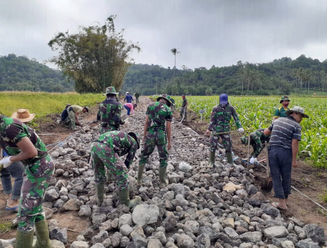Diguyur Hujan, Prajurit TMMD Kodim 1302 Minahasa Tetap Bekerja