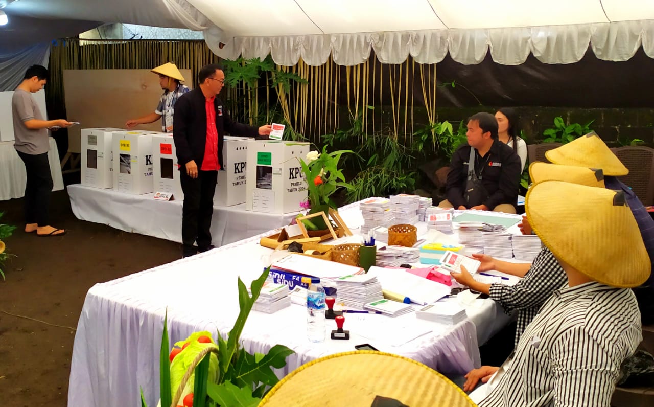 Walikota Tomohon Coblos di TPS 009 Kakaskasen 2