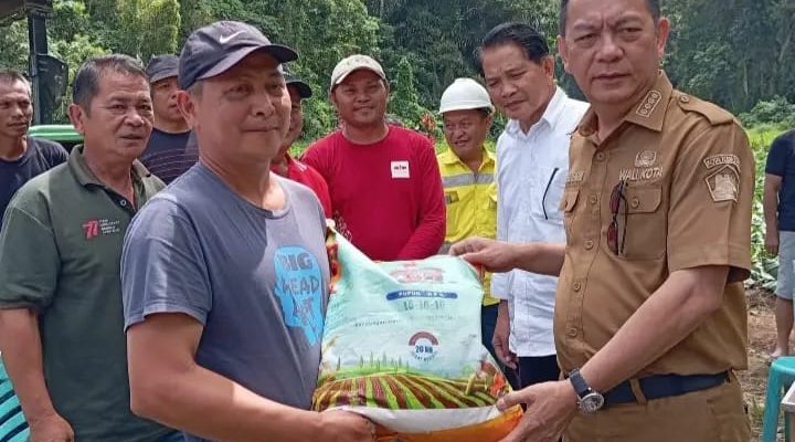 Caroll Senduk Bantu Petani Dengan Pupuk Non Subsidi