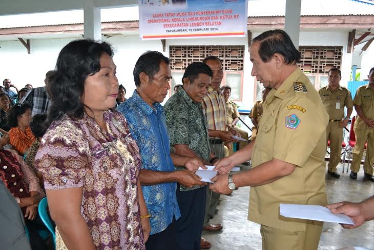 Sondakh Serahkan Insentif Pala & RT
