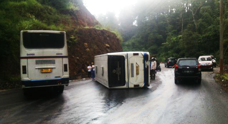 Ban Pecah, Bus Damri Terbalik di Gunung Potong