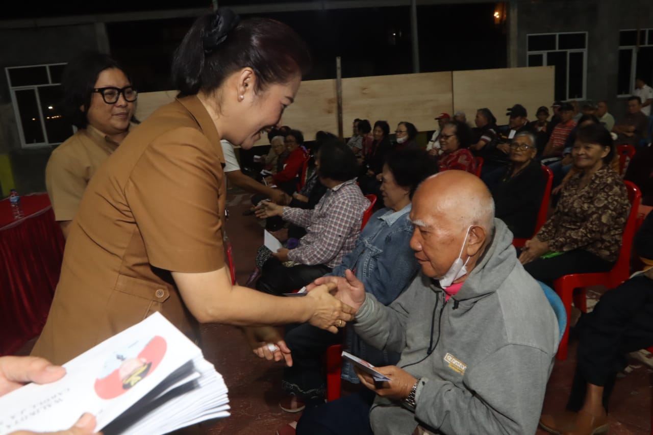 Bansos Lansia Tomohon Disalurkan