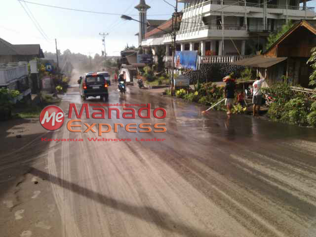 Warga Mitra Mulai Bersihkan Debu Vulkanik