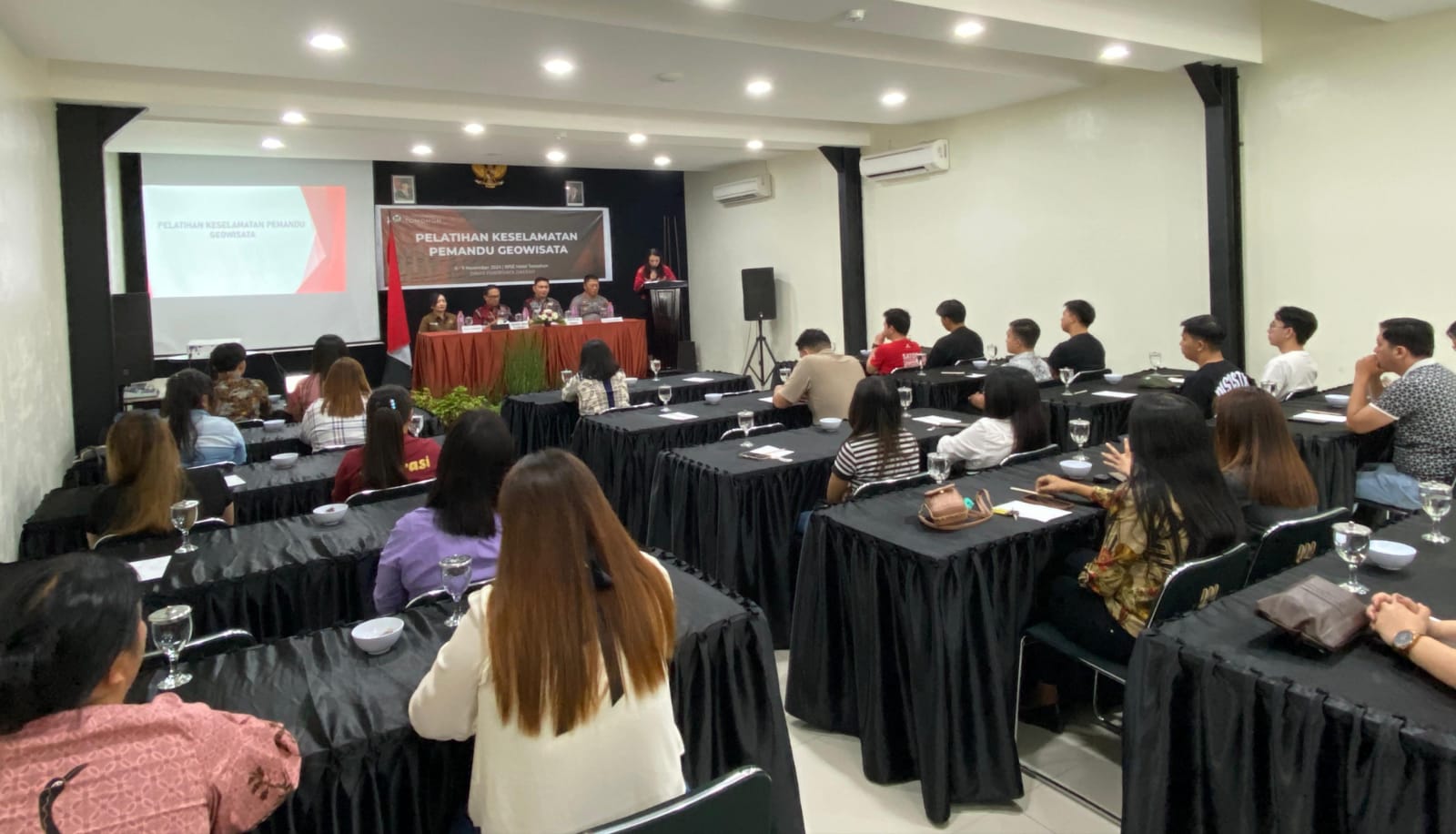 Pemandu Geowisata Tomohon Dilatih Soal Keselamatan