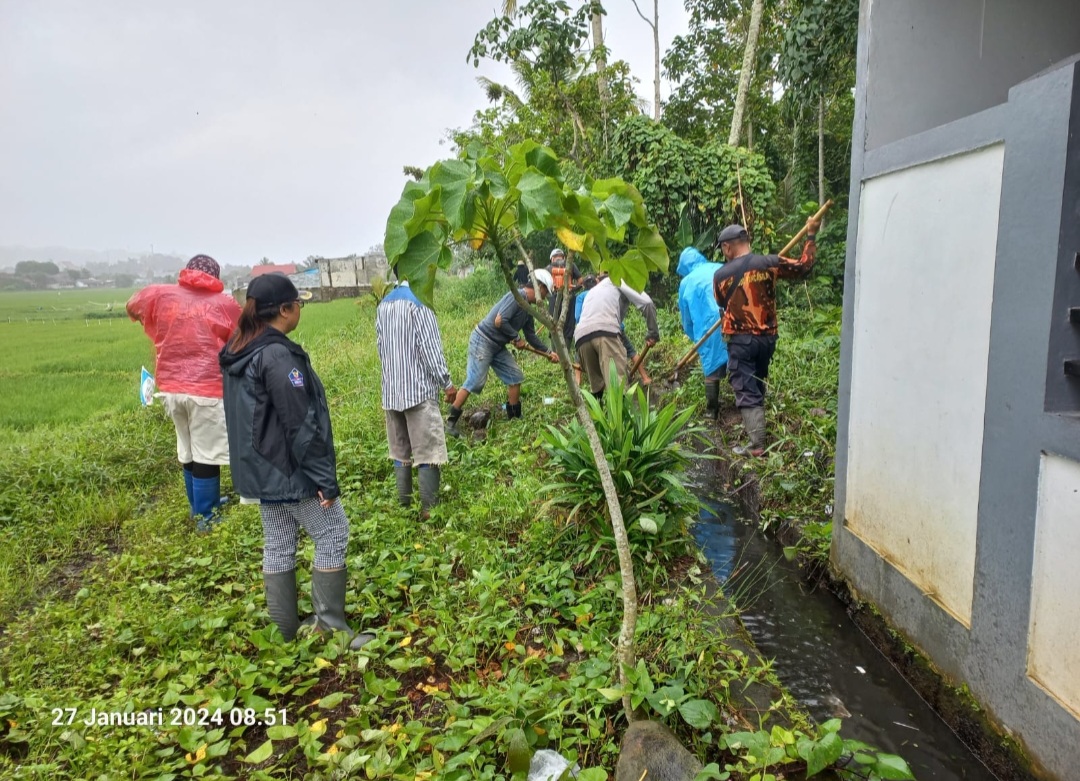 Hindari Penyakit, Pemdes Sendangan Gotong Royong Bersihkan Selokan Air di Jaga III