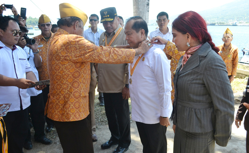 Dondokambey, Lomban dan Panambunan Terima Bintang Kehormatan LVRI