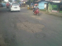 Warga Keluhkan Jalan Rusak