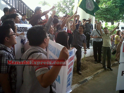 Tolak Intervensi Pemilihan Dekan, Mahasiswa dan Alumni FK Unsrat Orasi di Kantor Gubernur
