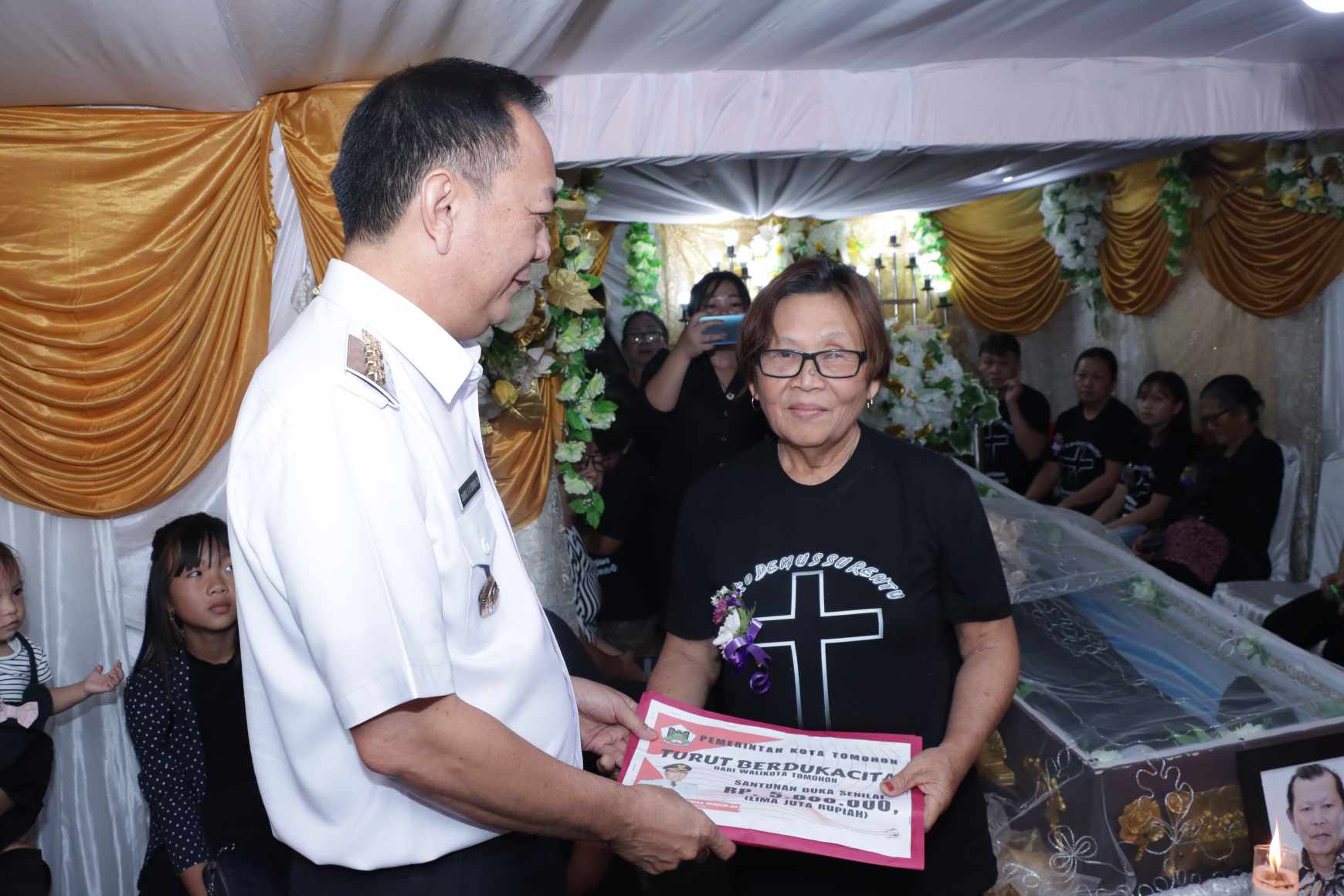 Caroll Serahkan Santunan Duka Keluarga Surentu-Rumondor