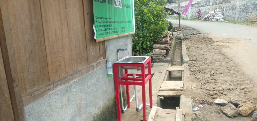 Rumengkor Dua Siapkan Tempat Cuci Tangan Sepanjang Jalan Desa