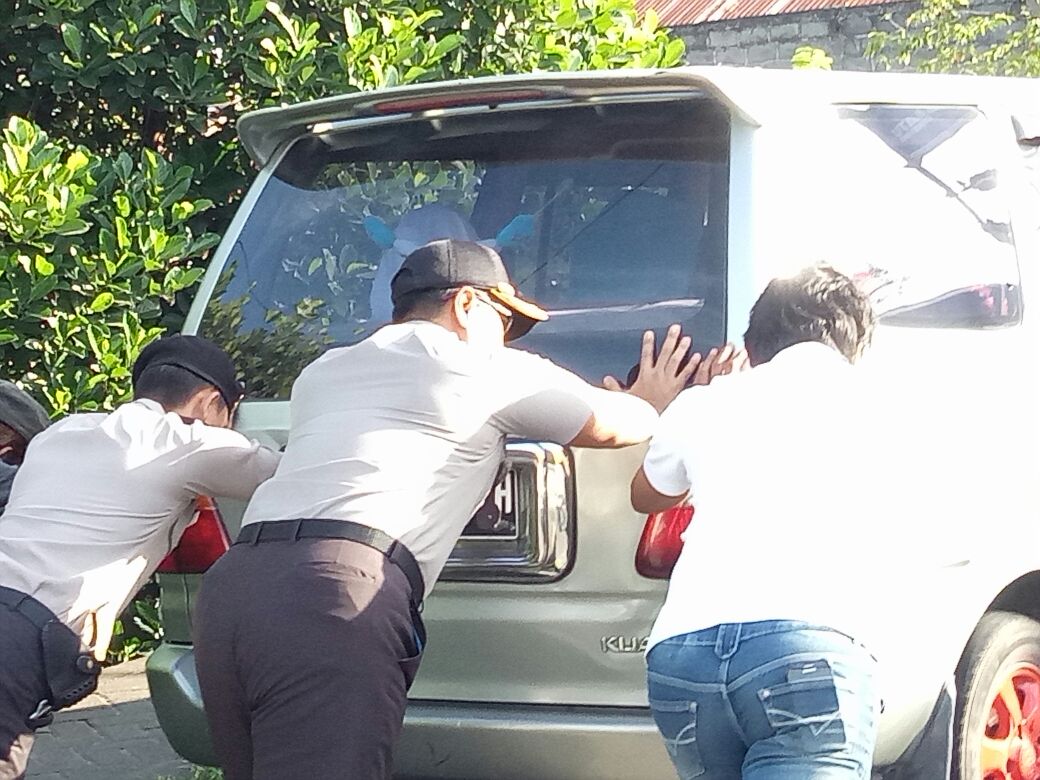 Bantu Dorong Mobil Mogok, Kapolres Minsel Dipuji Warga