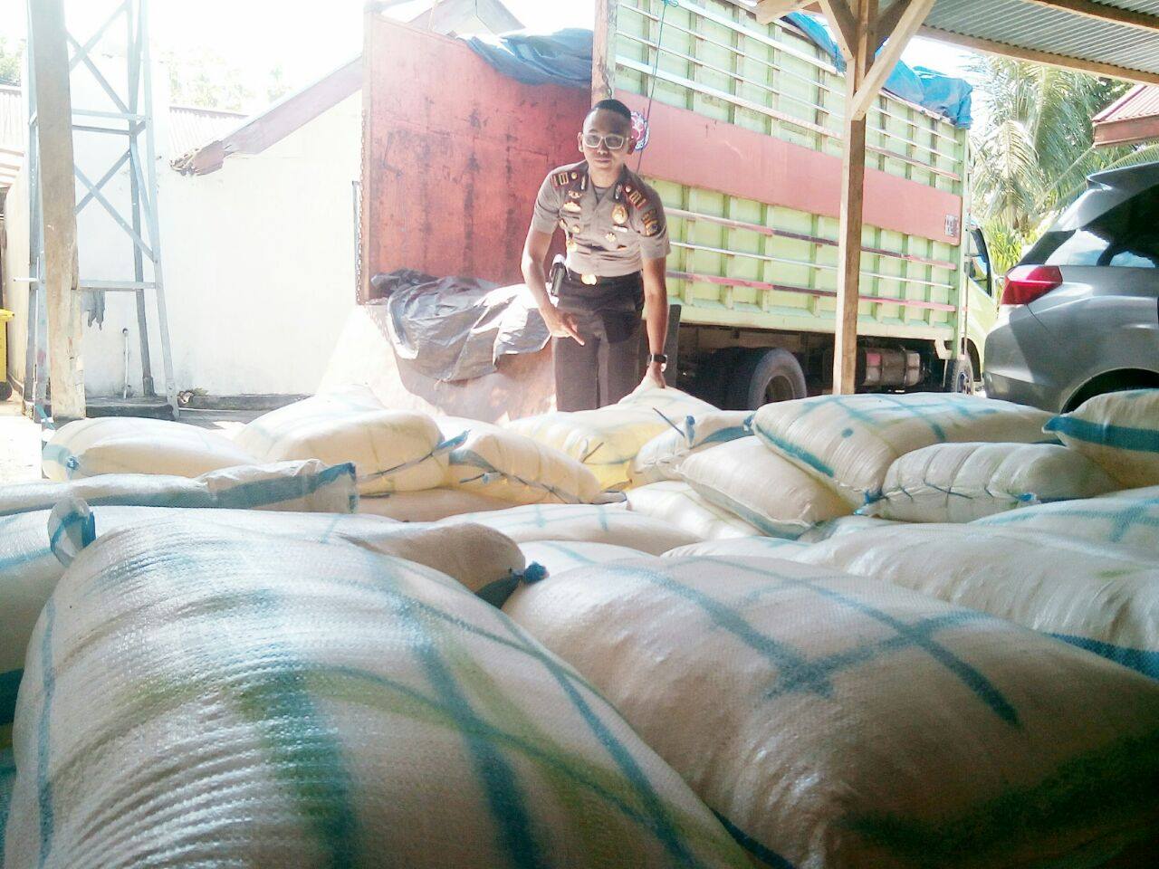 Sebuah Mobil Truk Bermuatan 60 Karung Cap Tikus Ditahan Polisi