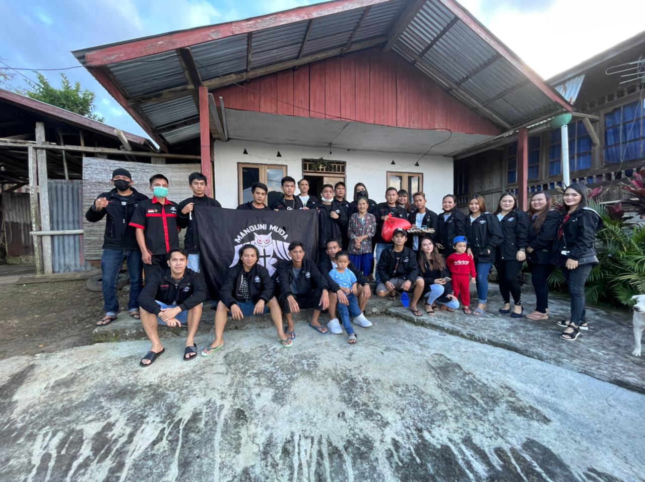 Manguni Muda Minaesa Berbagi Bersama Lansia Tandengan Raya