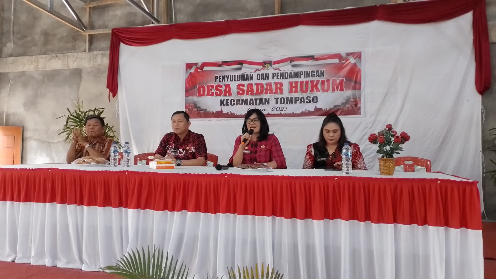 Sekda Lynda Watania Jadi Narsum pada Penyuluhan dan Pendampingan Desa Sadar Hukum di Tompaso