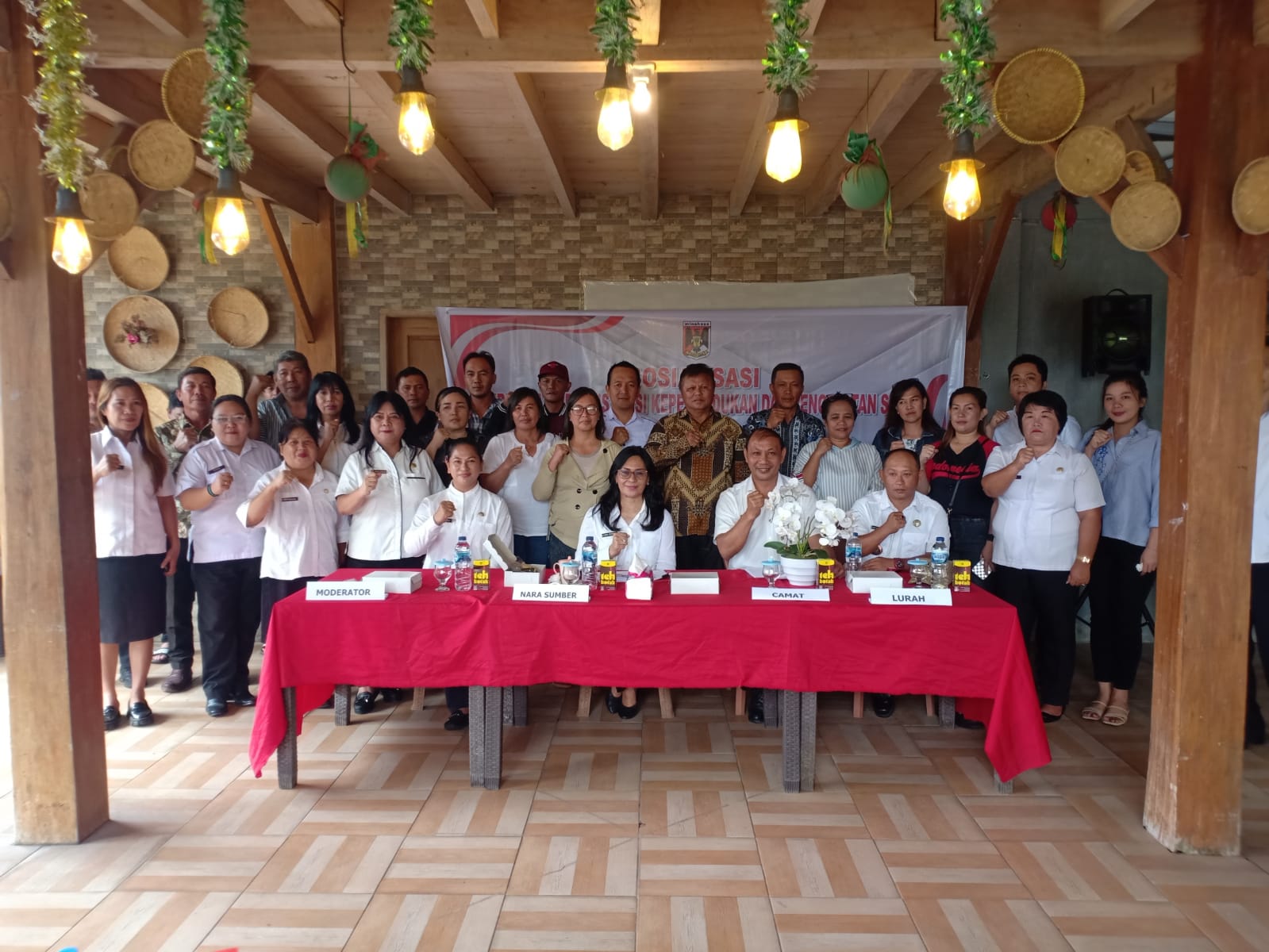 Sekda Lynda Watania Pemateri pada Kegiatan Kebijakan Administrasi Kependudukan dan Pencatatan Sipil di Kelurahan Tounsaru