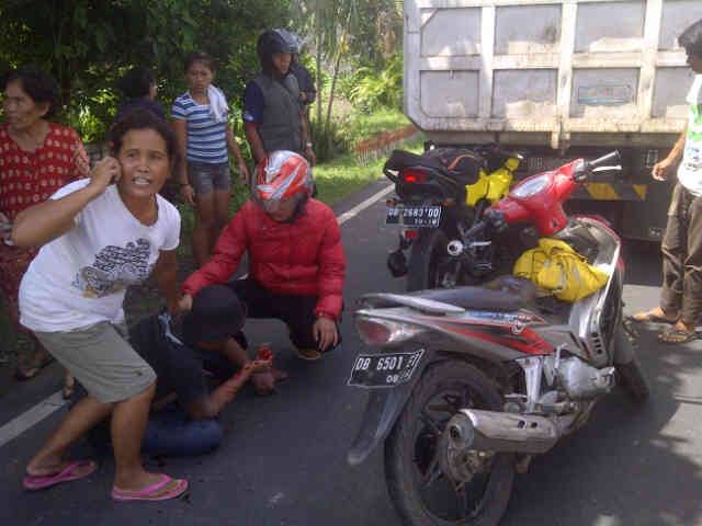 Brak! Pengendara Ninja Hantam Dump Truk dari Belakang