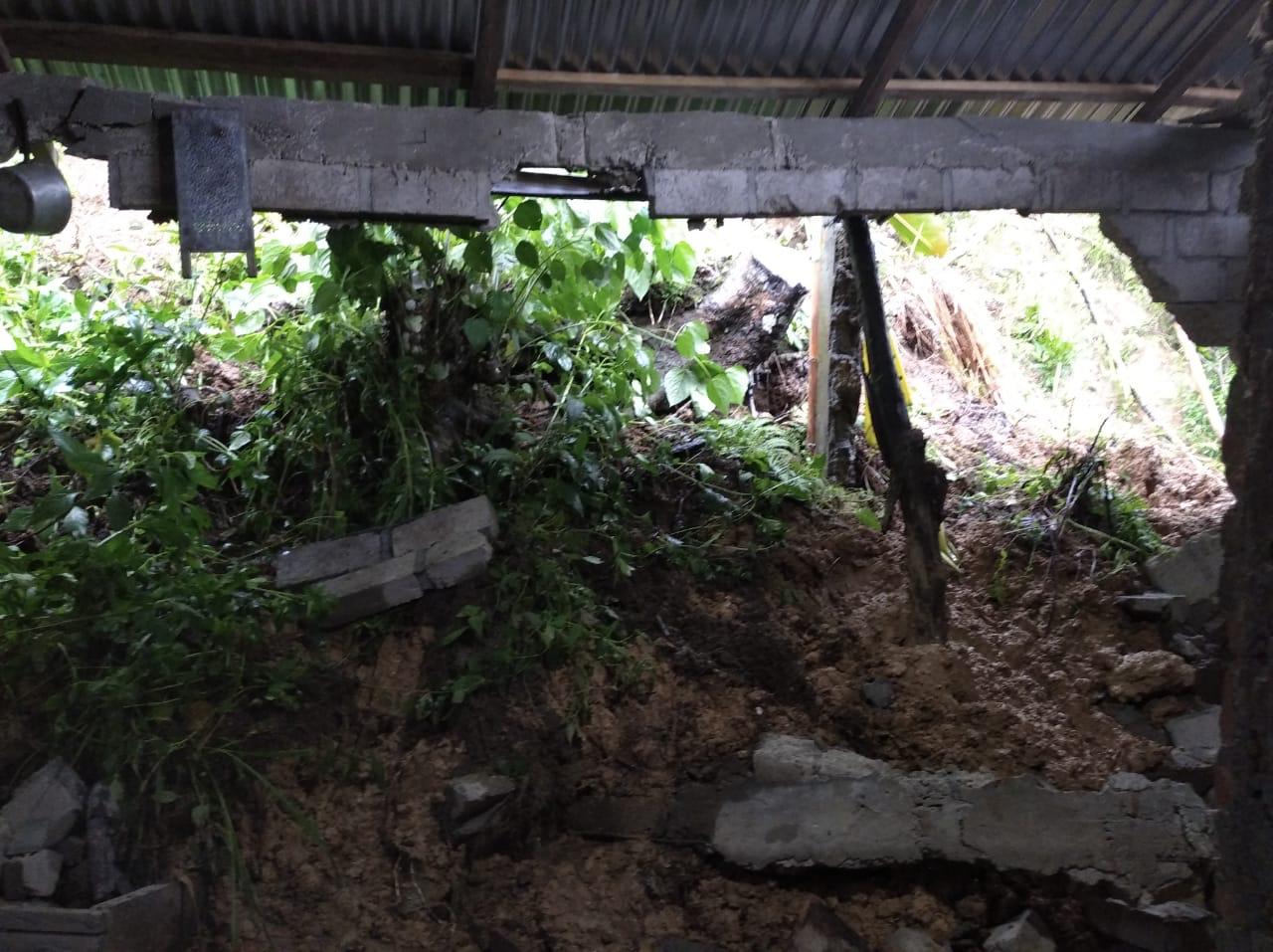 Tiga Rumah Warga Langowan Ambruk Dihantam Longsor