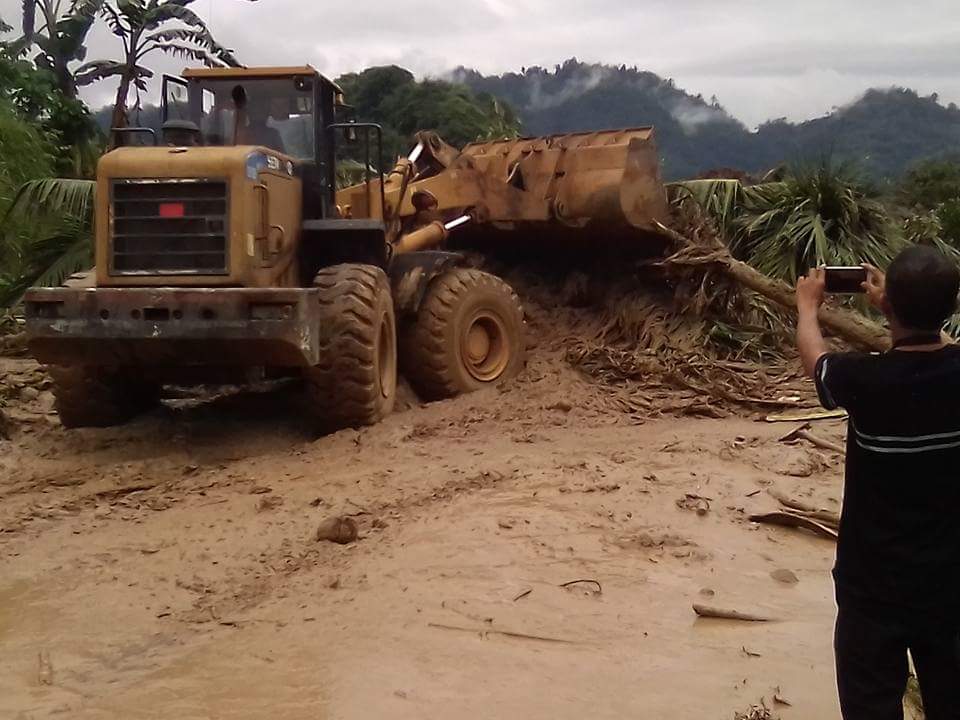 Tanah Longsor Tutup Jalan Trans Sulawesi Di Desa Blongko