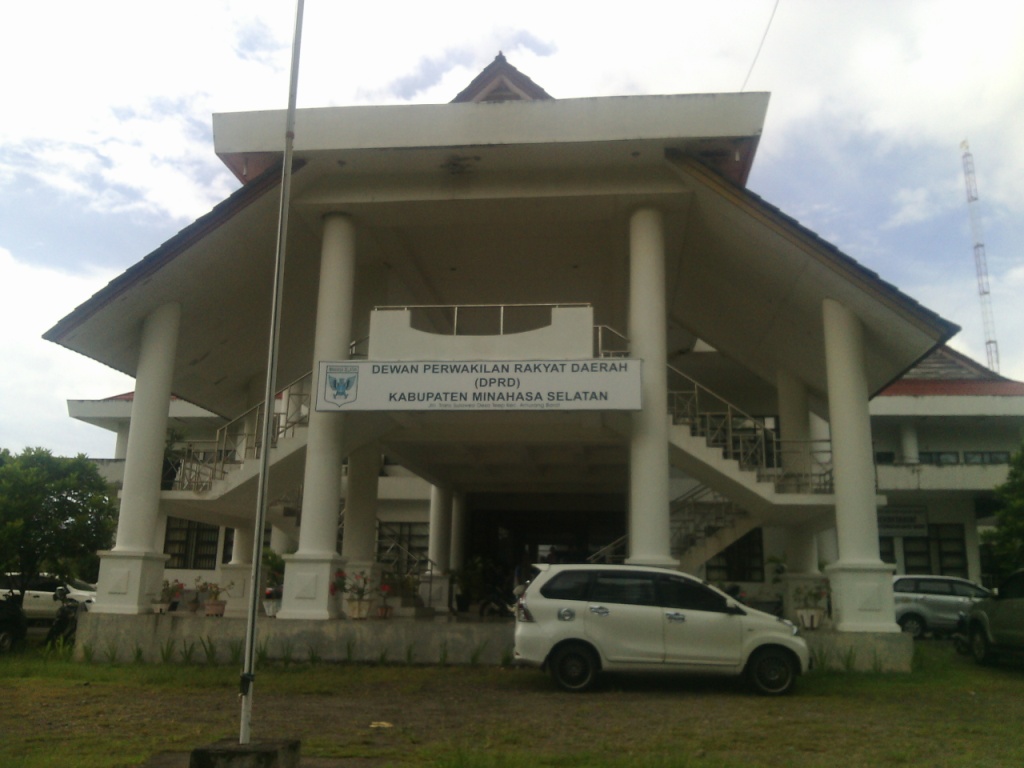 Meja Anggota DPRD Minsel Dirusak