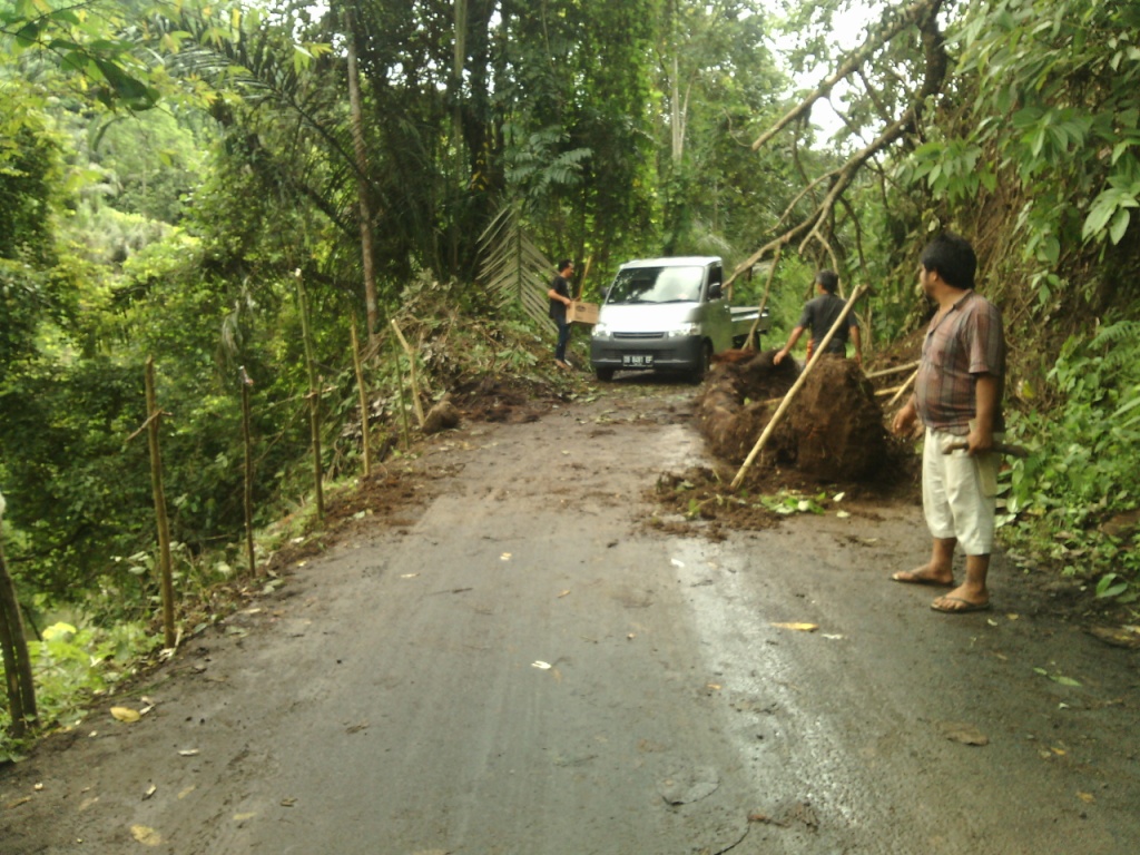 Longsor Tutup Setenga Badan Jalan di Desa Tangkunei