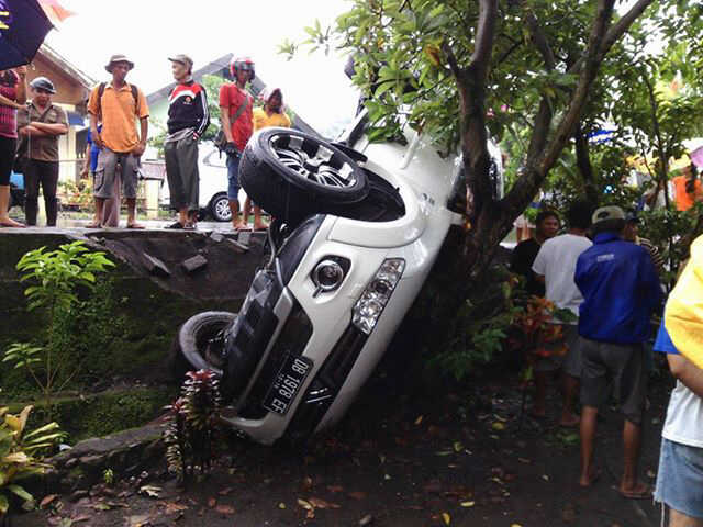Mobil Anggota DPRD Minsel Terjungkal