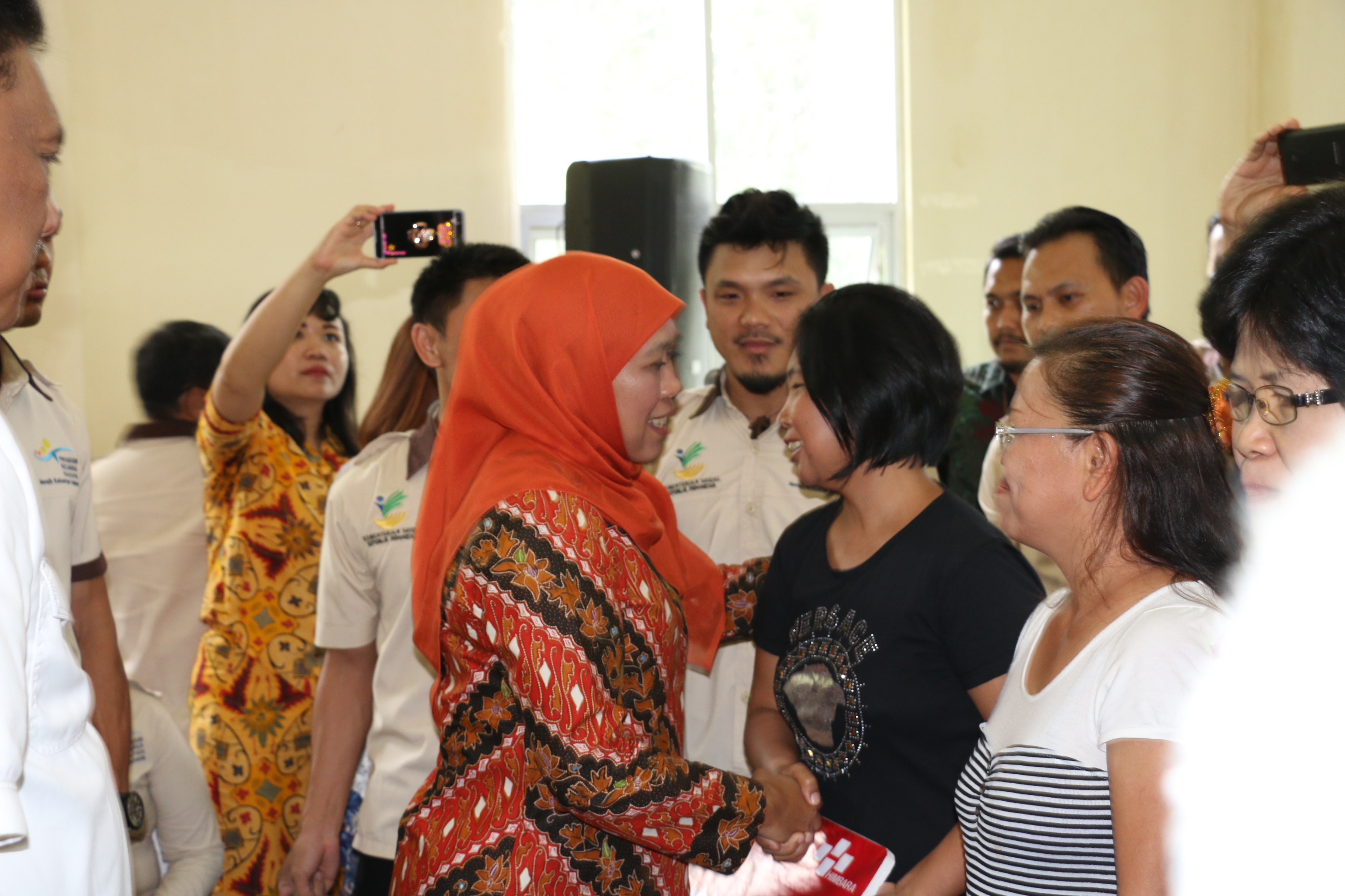 Mensos Khofifah Parawansa Serahkan Bansos PKH ke Warga Tomohon