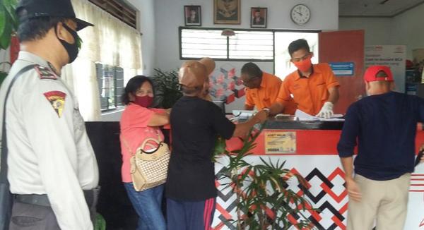 Polsek Kombi Kawal Penyaluran BST di Desa Rerer 1 dan Tulap