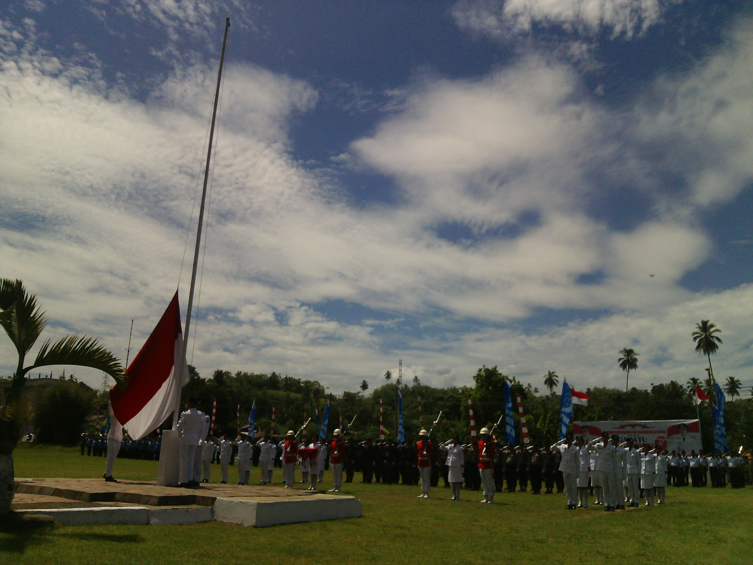 Bupati Irup Pengibaran, Kapolres Penurunan Bendera