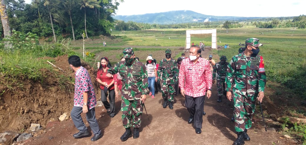 Tinjau Pembangunan di Lokasi TMMD, Sekda Minahasa Dampingi Pangdam XIII/Merdeka