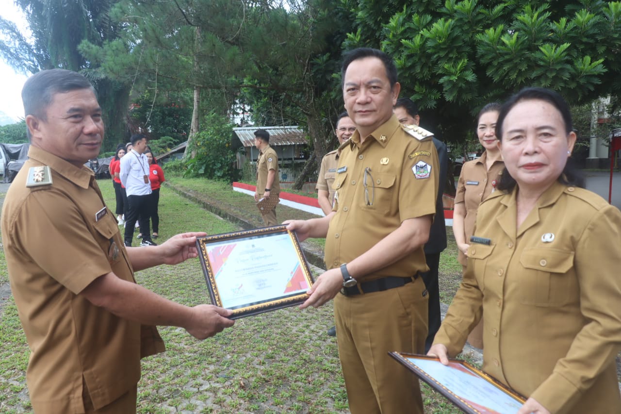 Caroll Serahkan Piagam Penghargaan Juara Kampung KB Nasional