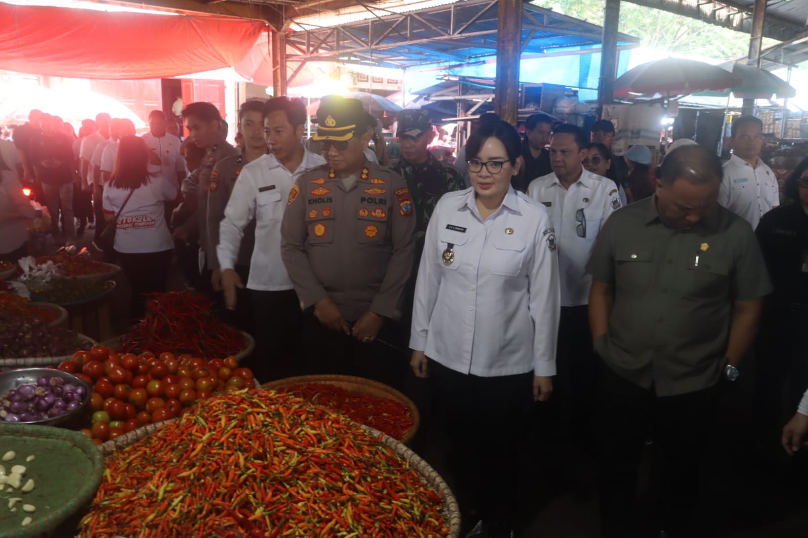 Wawali Sendy Bersama TPID Sidak Pasar Tomohon