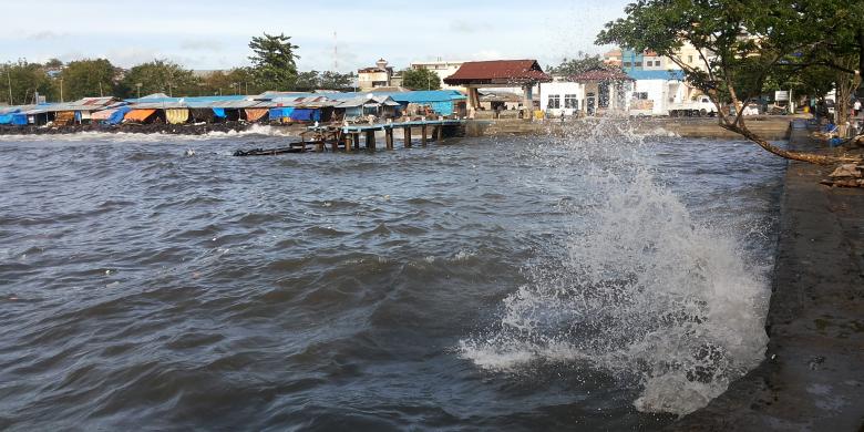 Ombak Mengganas, Tak Ada Kapal ke Bunaken