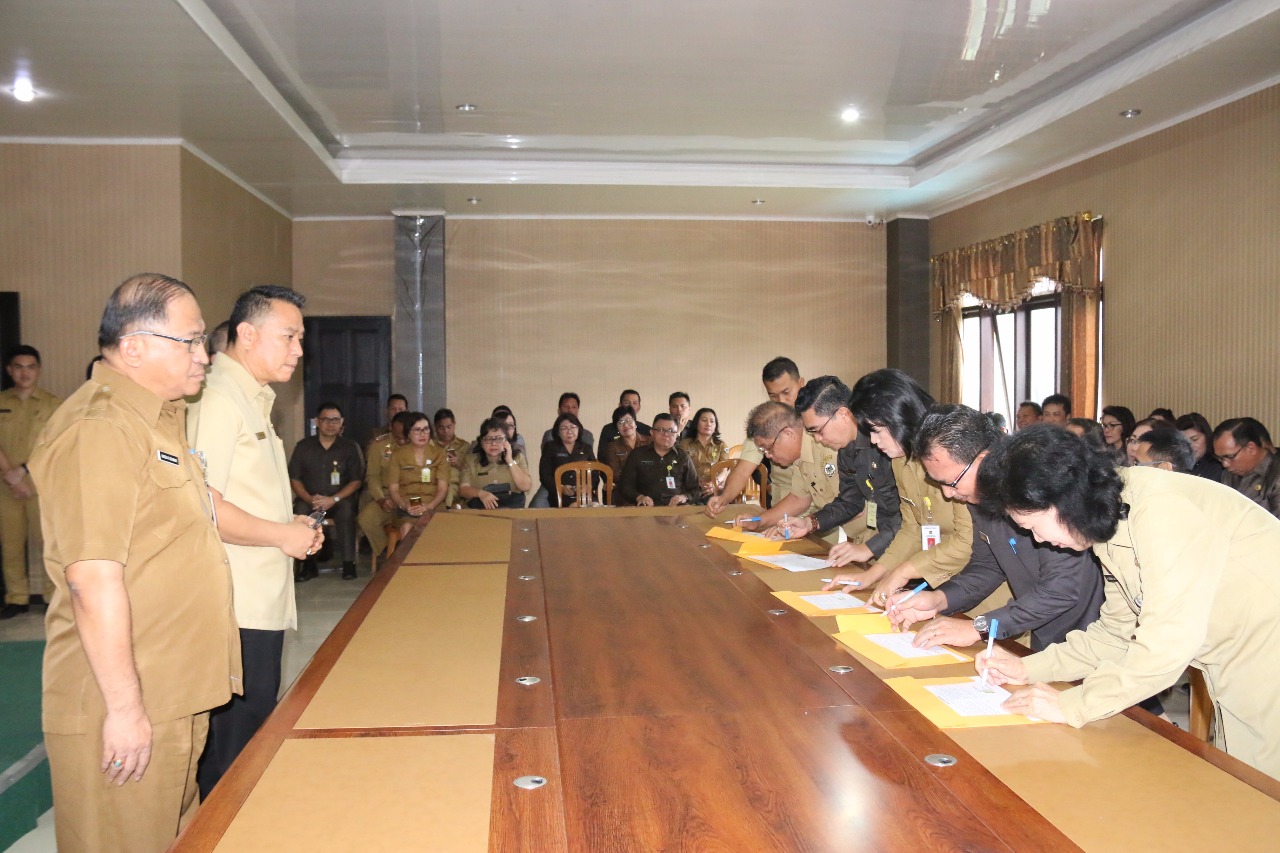 Pejabat Pemkot Tomohon Tandatangani Pakta Integeritas