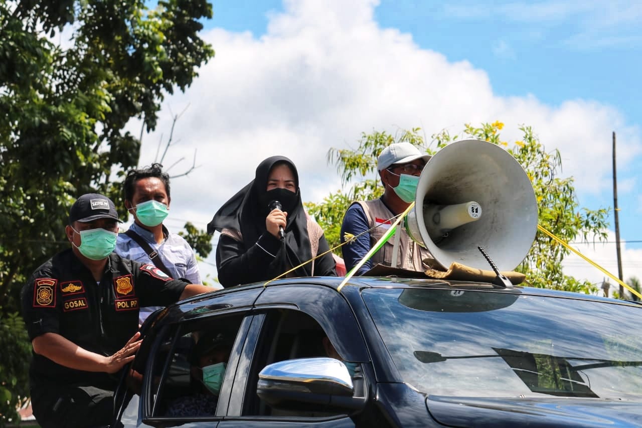 Di Bawah Terik Mentari, Wakil Ketua TP-PKK Boltim Sosialisasi Covid-19
