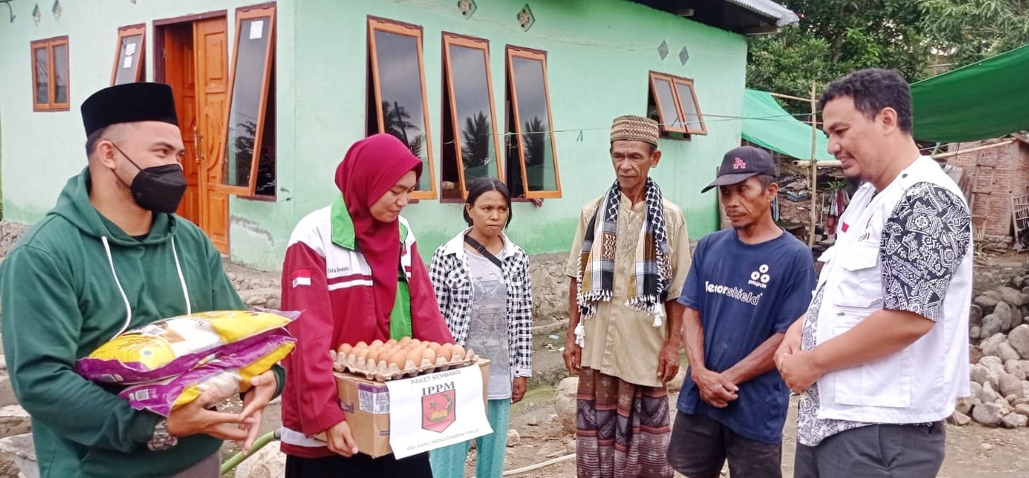 IPPM dan BSMI Boltim Serahkan Bantuan Kepada Korban Banjir di Motongkad Utara