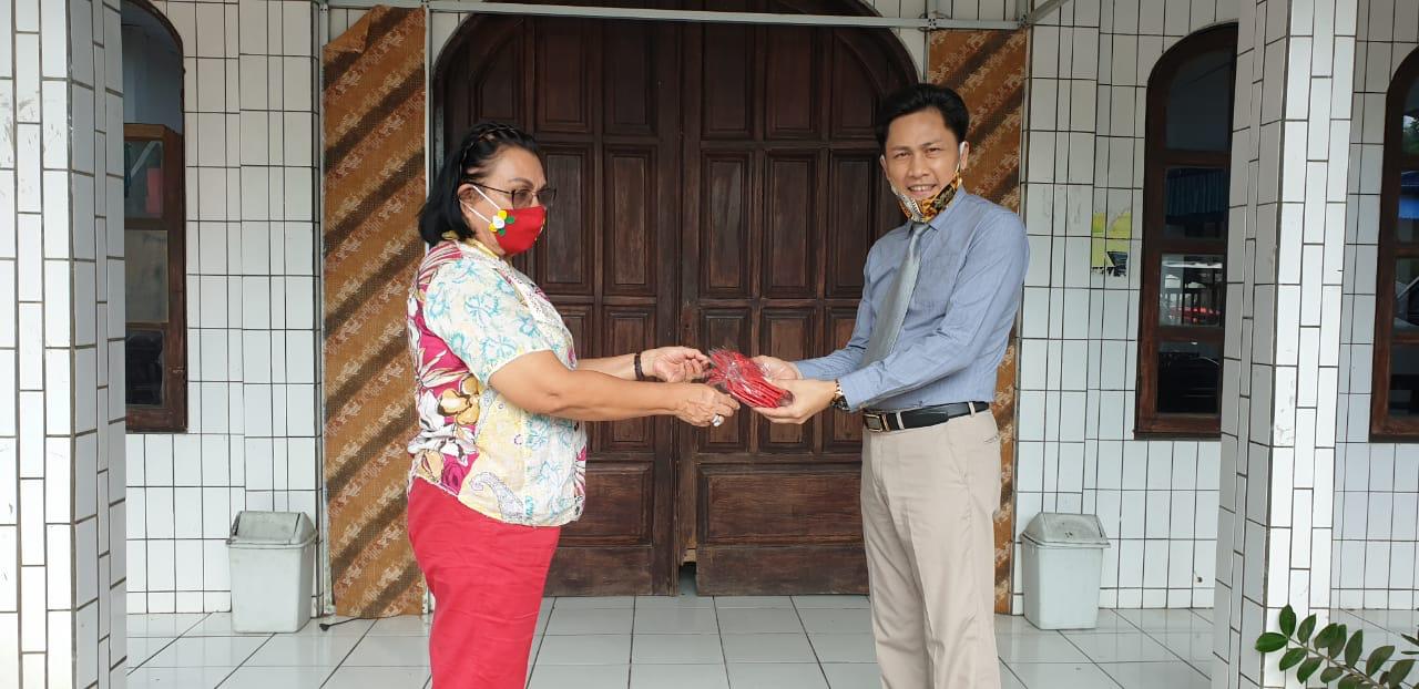 Legislator DPR-RI Salurkan Bantuan ke Lansia dan Jemaat GPdI Suwaan