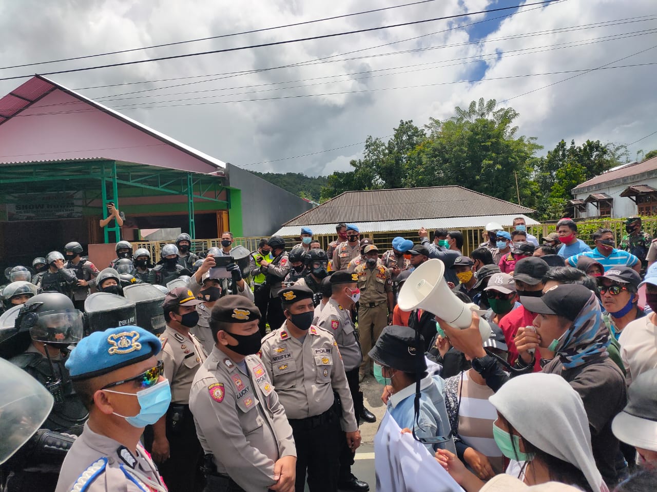 Masyarakat Kelelondey Protes Aparat Blokade Jalan