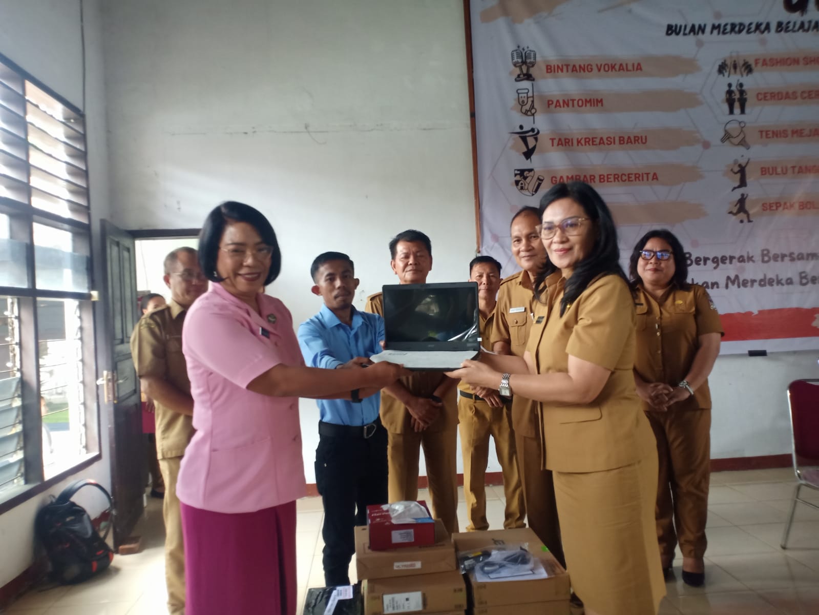 Sekda Watania Serahkan Bantuan Laptop, Chromebook dan APE Dalam Kepada Sekolah TK dan SD di Minahasa