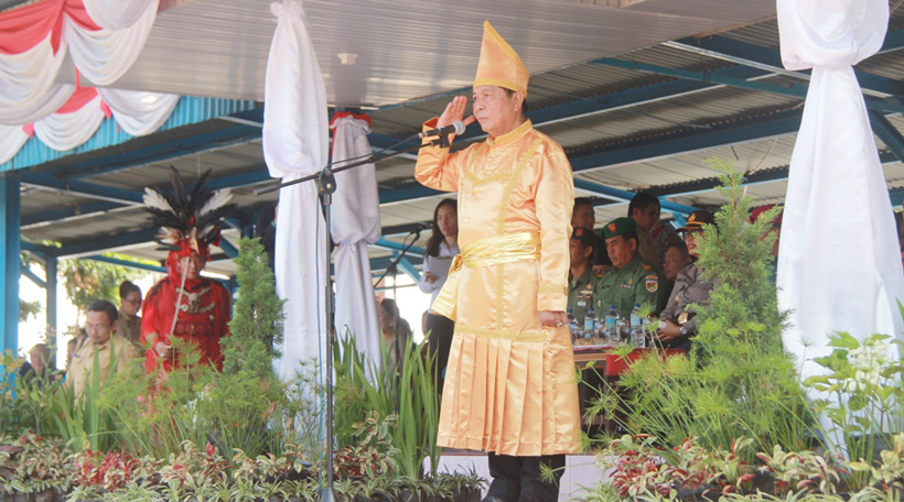 Pakaian Adat Hiasi Upacara Peringatan Hardiknas