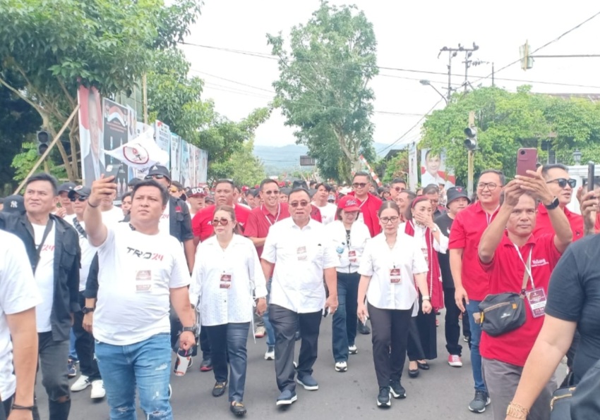 Hari Terakhir Pendaftaran, Bapaslon Robby Dondokambey dan Vanda Sarundajang Datangi KPU Minahasa