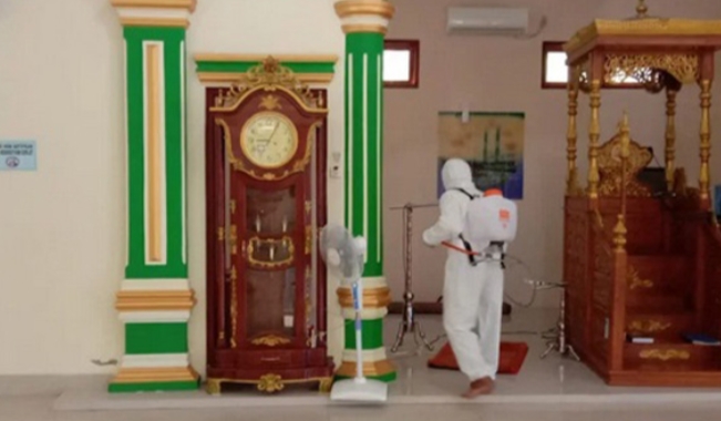 Sterilkan Sejumlah Tempat Ibadah, Polres Kepulauan Talaud Semprot Disinfektan