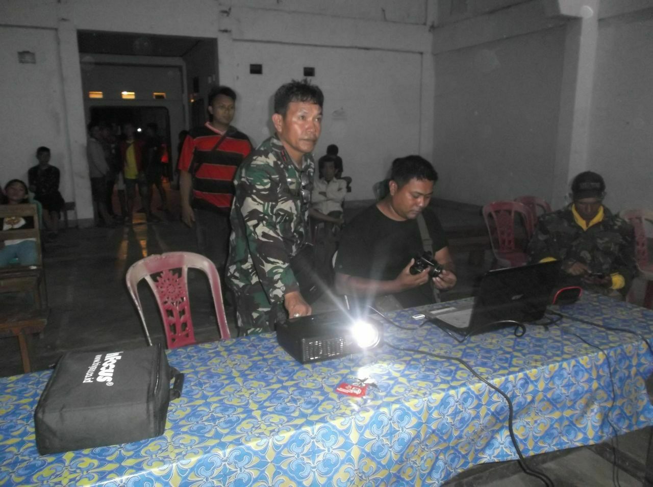 Kisah Unik SATGAS TMMD 2016 dan Masyarakat dibalik �Nobar� Ke-2 di Desa Wuwuk