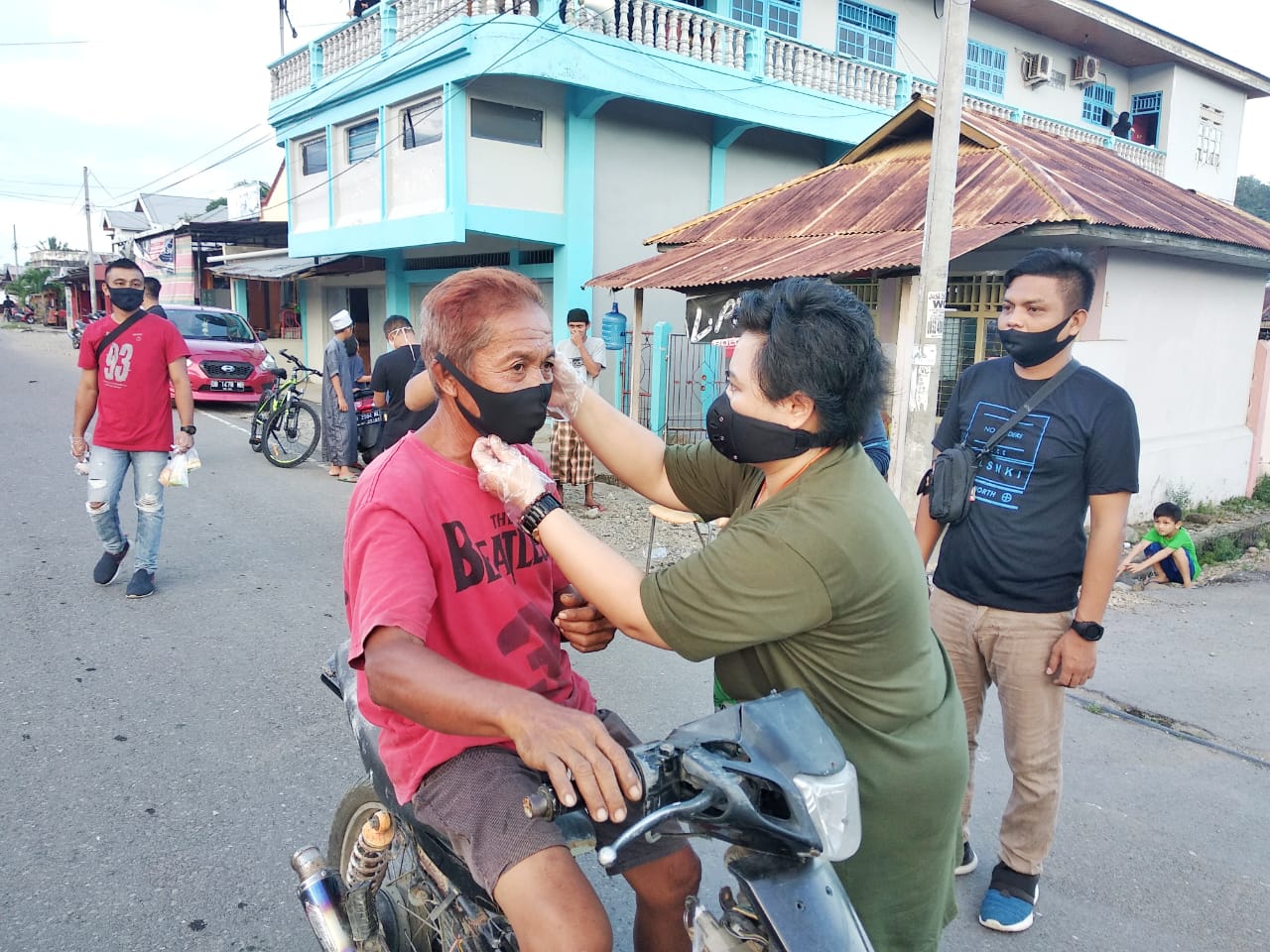 Covid-19 Masalah Bersama, Ketua KNPI Boltim Kembali Bagikan Masker dan Takjil 