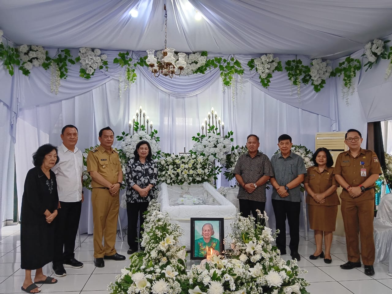 Walikota Tomohon Melayat ke Rumah Duka di Wawalintouan