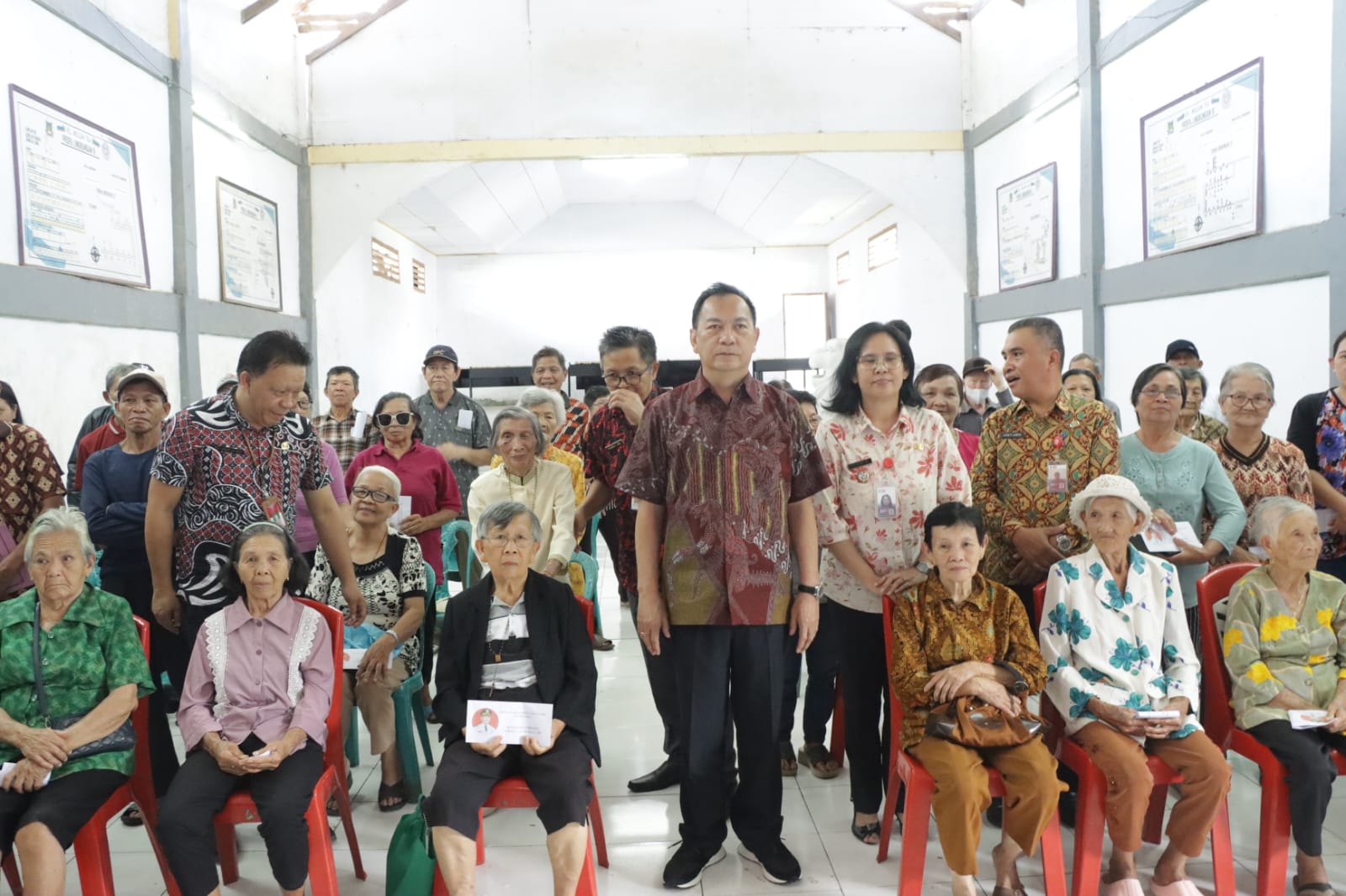 Caroll Senduk Kembali Salurkan Bansos Lansia Tomohon